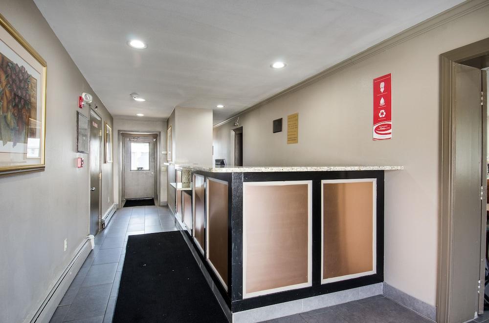 Econo Inn&suites Hotel 2*